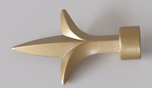 металлический карниз <a href=https://www.shtory-star.ru/catalogue/kollekcia-shtor-lora >золотого</a> цвета